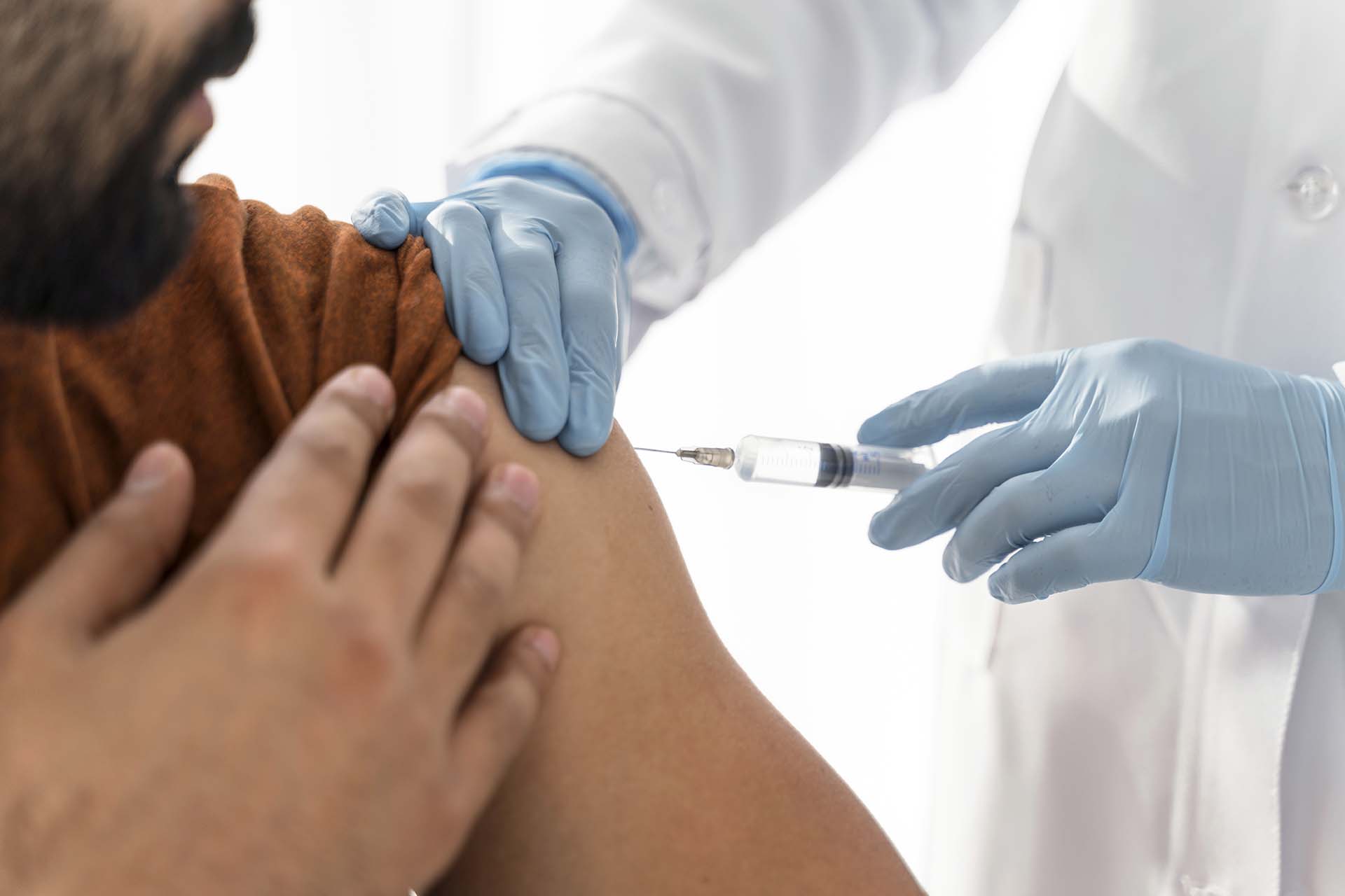 Photo d'une personne se faisant vacciner